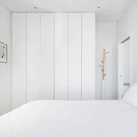 アパート New Bright Design With Spacious Balcony *