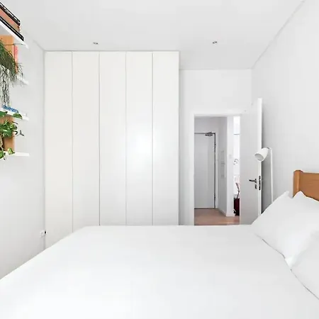 New Bright Design With Spacious Balcony リスボン