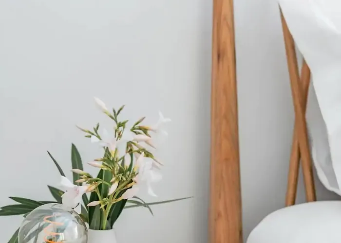 New Bright Design With Spacious Balcony 아파트 *