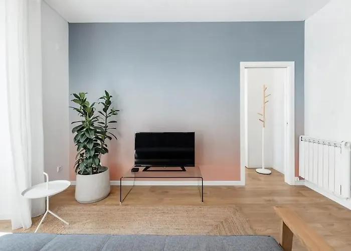 아파트 New Bright Design With Spacious Balcony *