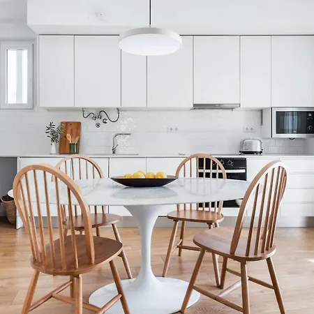 New Bright Design With Spacious Balcony شقة